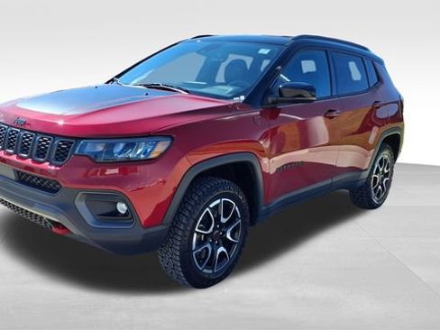 Used 2025 Jeep Compass Trailhawk AWD/4WD image 3