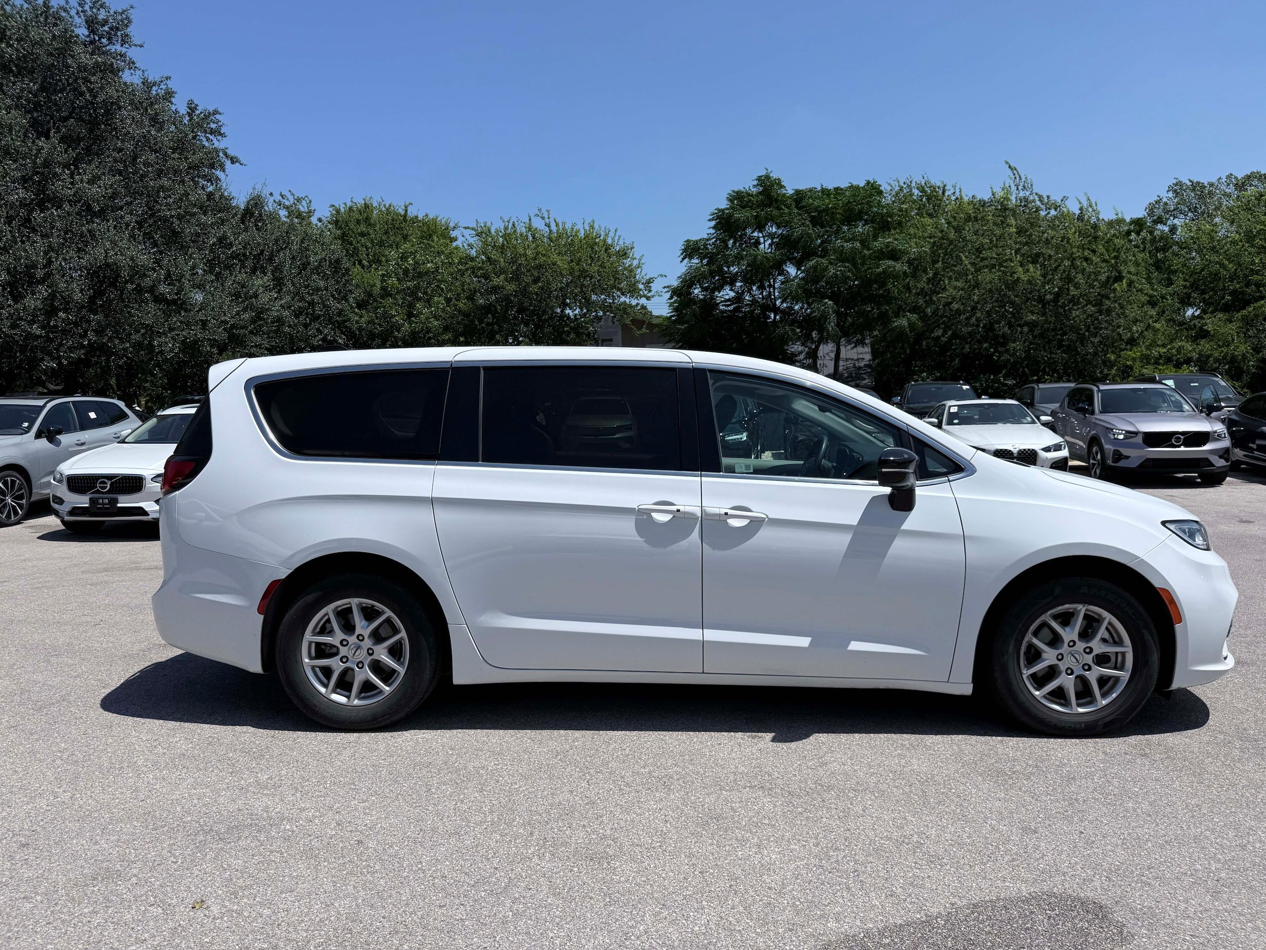 Used 2024 Chrysler Pacifica Touring-L FWD image 7