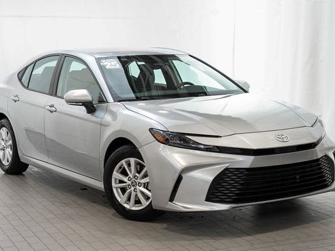 Used 2025 Toyota Camry LE w/ Convenience Package FWD image 1
