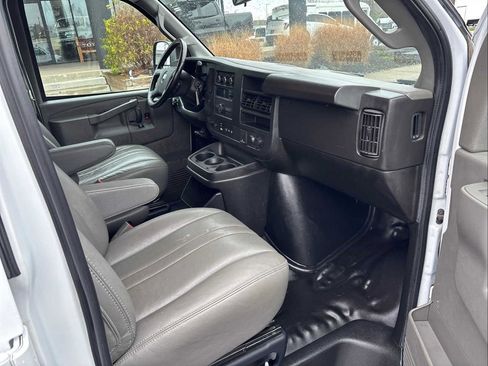 Used 2023 GMC Savana 2500 Extended w/ Driver Convenience Package RWD image 21