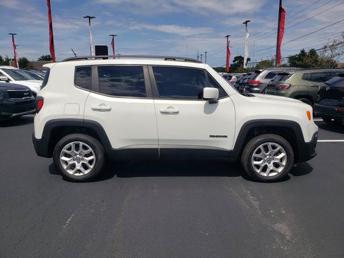 Used 2017 Jeep Renegade Latitude w/ Popular Equipment Group AWD/4WD image 2