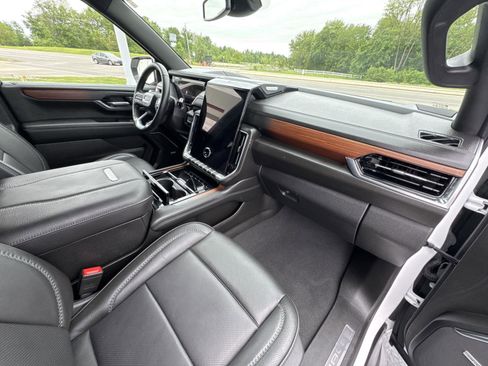 Used 2025 GMC Yukon XL Denali AWD/4WD image 16