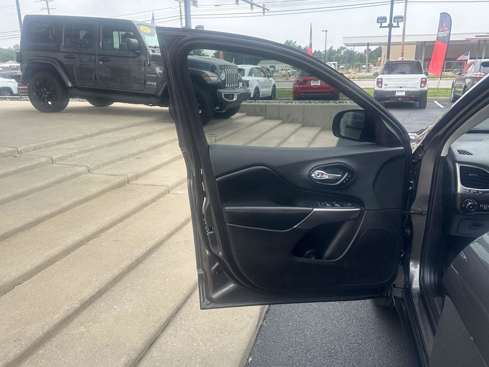 Used 2019 Jeep Cherokee Limited AWD/4WD image 18