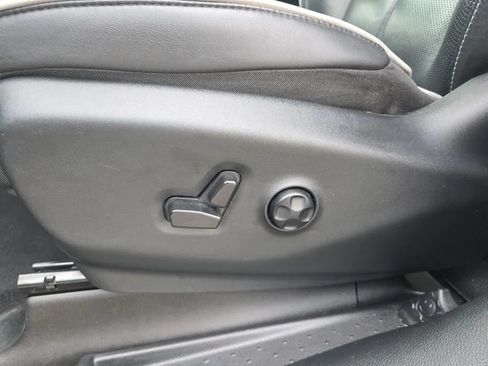 Used 2025 Chrysler Pacifica Limited FWD image 16