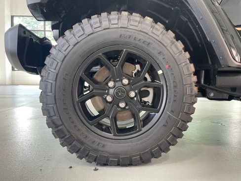 New 2025 Jeep Gladiator Willys image 13