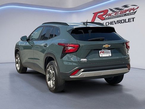 Used 2025 Chevrolet Trax LT FWD image 3