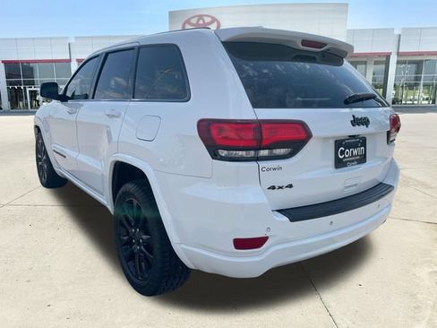 Used 2017 Jeep Grand Cherokee Altitude AWD/4WD image 3
