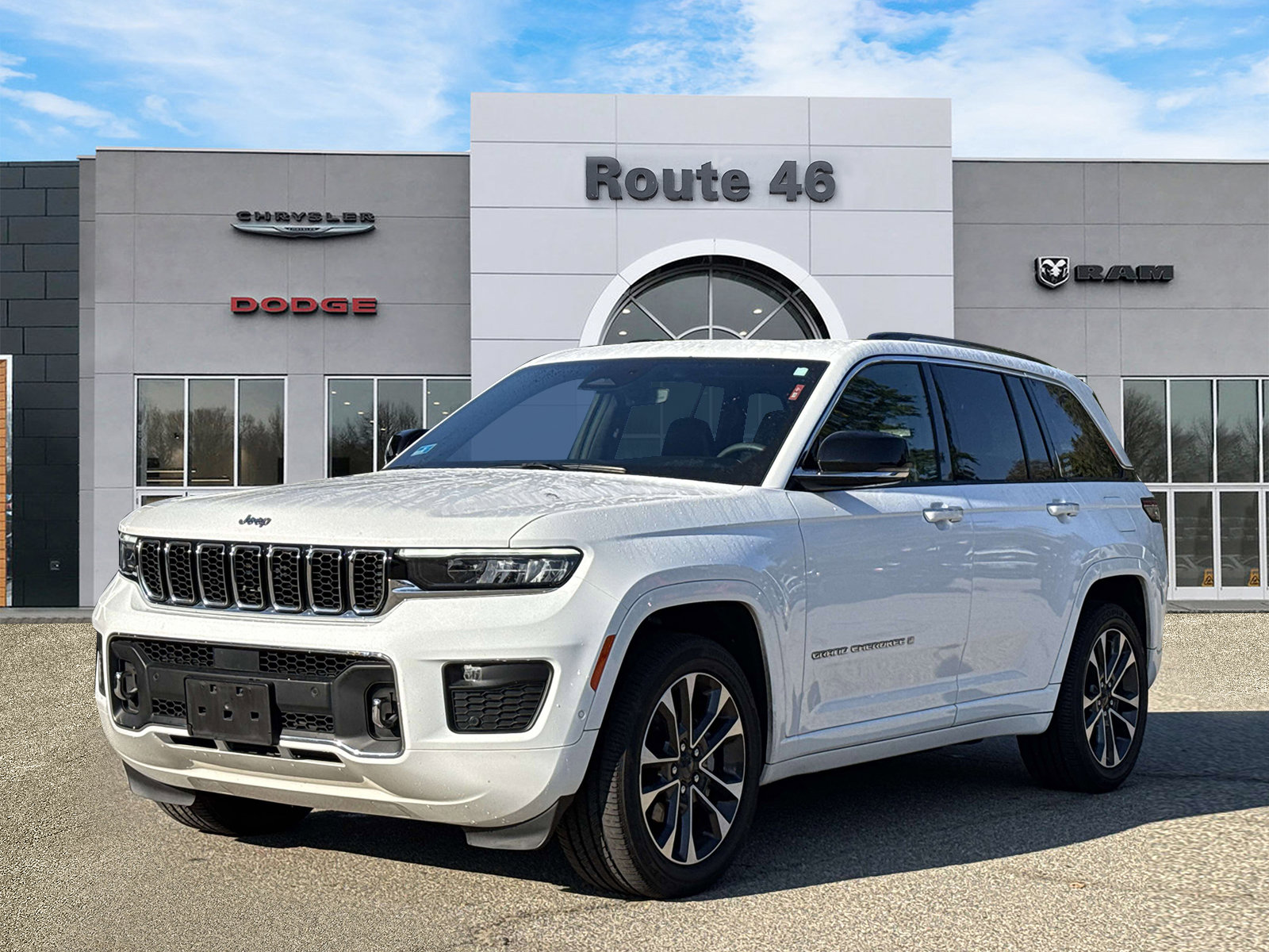 Used 2023 Jeep Grand Cherokee Overland AWD/4WD image 2