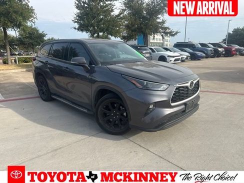 Used 2022 Toyota Highlander LE FWD image 1