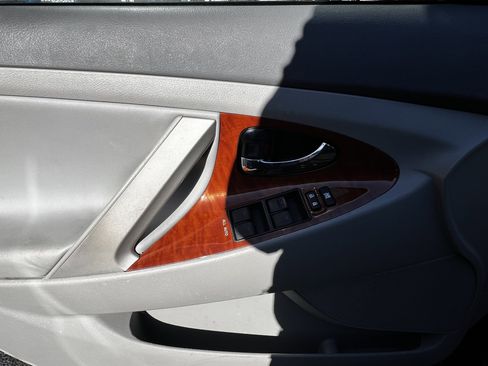 Used 2011 Toyota Camry XLE image 13