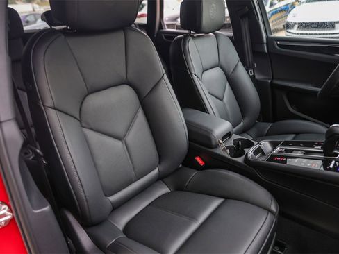 Certified 2025 Porsche Macan Turbo image 30