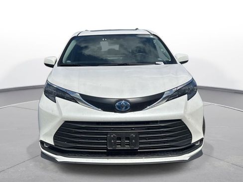 Used 2025 Toyota Sienna XLE FWD image 3