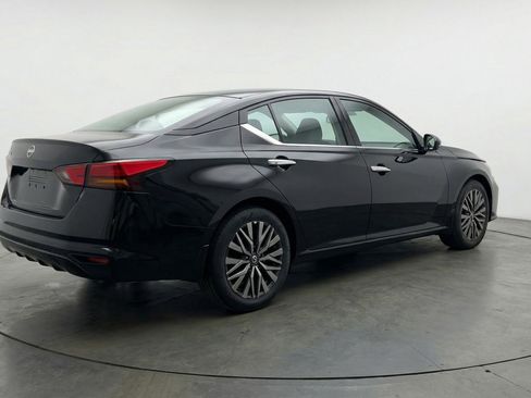 Used 2025 Nissan Altima 2.5 SV image 9