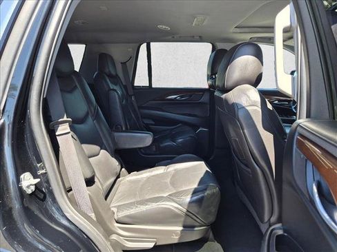 Used 2019 Cadillac Escalade Luxury AWD/4WD image 17