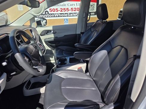 Used 2023 Chrysler Pacifica Touring-L FWD image 7