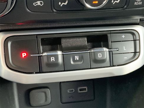 Used 2022 GMC Acadia SLE image 16