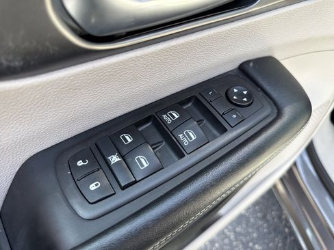 Used 2021 Chrysler Pacifica Touring-L FWD image 17