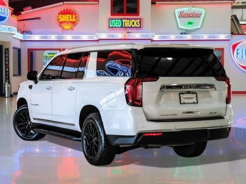 Used 2022 GMC Yukon XL SLT w/ SLT Premium Package image 4