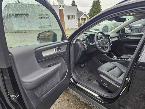 Certified 2024 Volvo XC40 B5 Plus w/ Climate Package image 22