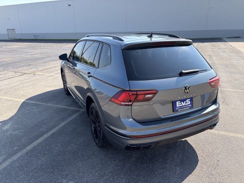 Used 2022 Volkswagen Tiguan SE R-Line AWD/4WD image 4