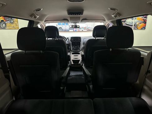 Used 2018 Dodge Grand Caravan SE w/ UConnect Hands-Free Group image 24
