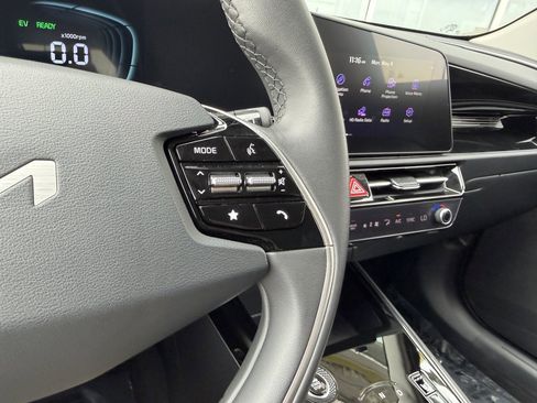 Used 2024 Kia Niro EX FWD image 28