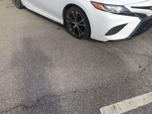 Used 2019 Toyota Camry SE FWD image 3