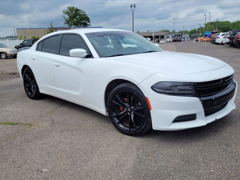 Used 2017 Dodge Charger SE w/ Blacktop Package image 11