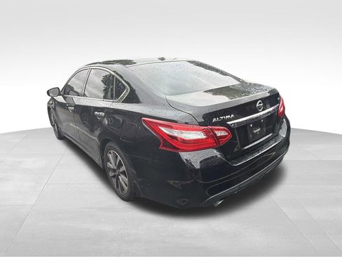 Used 2017 Nissan Altima 2.5 SL w/ 2.5 Technology Package FWD image 4