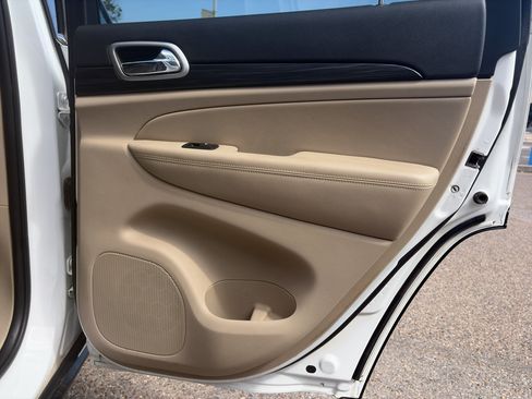 Used 2019 Jeep Grand Cherokee Laredo AWD/4WD image 25