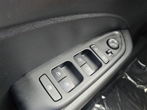 Certified 2025 Hyundai Venue SEL image 28