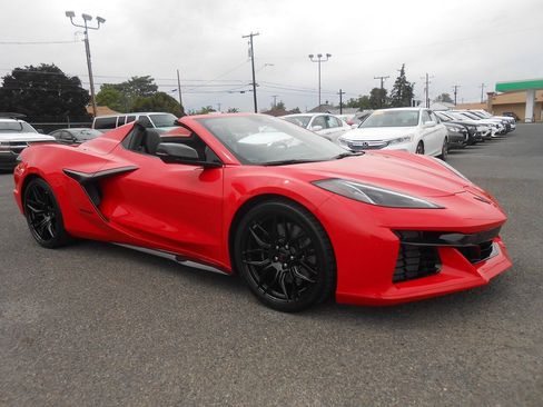 Used 2024 Chevrolet Corvette Z06 RWD image 3