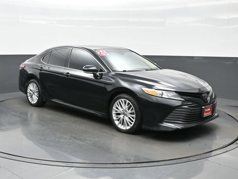 Used 2020 Toyota Camry XLE image 8