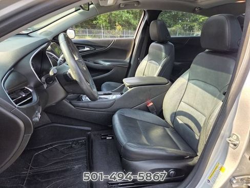 Used 2018 Chevrolet Malibu LT w/ Leather Package FWD image 9