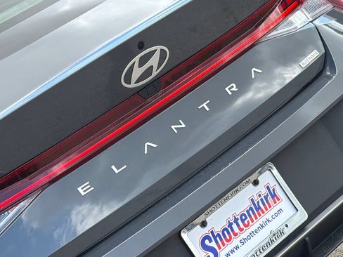 Used 2025 Hyundai Elantra Hybrid FWD image 9