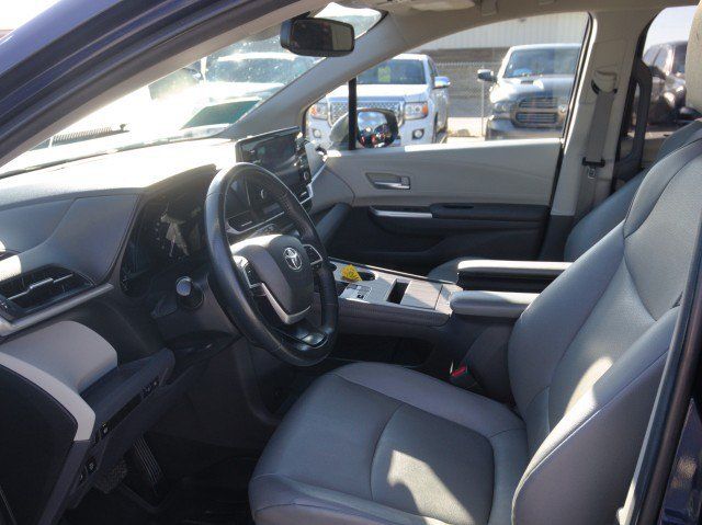 Used 2024 Toyota Sienna XLE FWD image 14