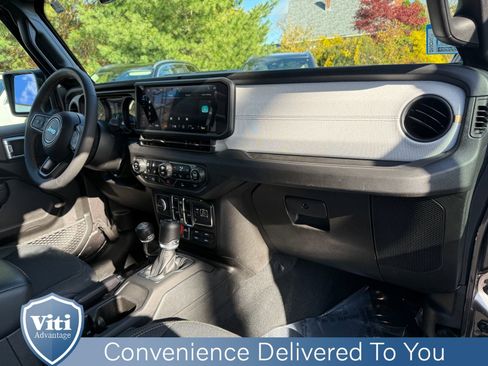 Used 2024 Jeep Wrangler Unlimited image 29