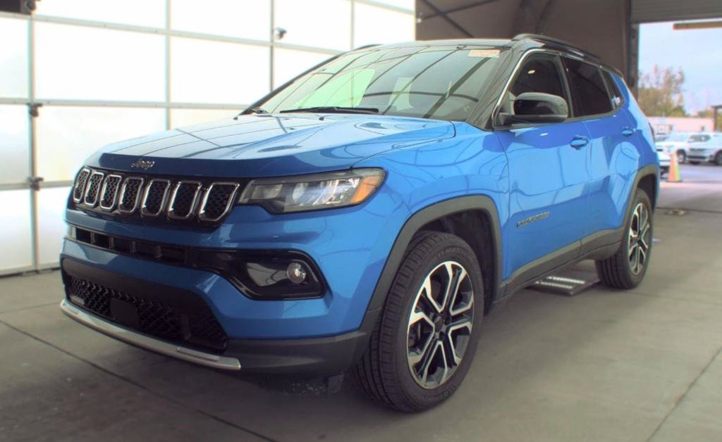 Used 2023 Jeep Compass Limited w/ Sun and Sound Group AWD/4WD image 4