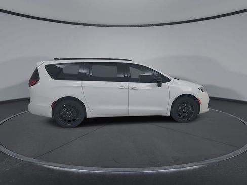 New 2026 Chrysler Pacifica Limited image 16