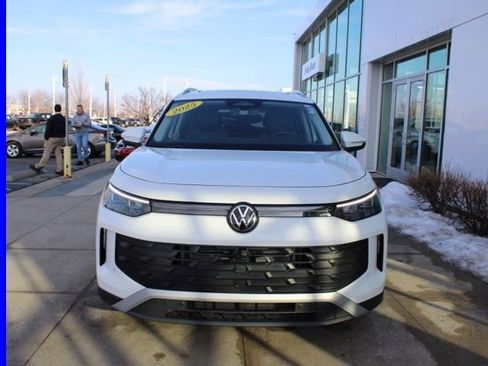 Used 2025 Volkswagen Tiguan SE w/ Panoramic Sunroof Package image 2