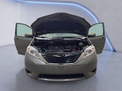 Used 2014 Toyota Sienna LE image 8