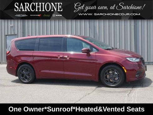 Used 2022 Chrysler Pacifica Limited w/ Uconnect Theater Family Group FWD image 1