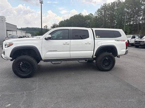 Used 2019 Toyota Tacoma TRD Off-Road AWD/4WD image 3
