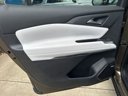 Used 2024 Chevrolet Traverse RS FWD image 16