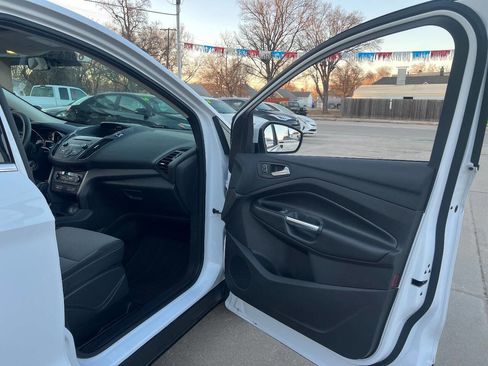 Used 2017 Ford Escape SE image 16