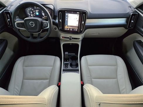 Used 2022 Volvo XC40 T5 Momentum w/ Premium Package image 15