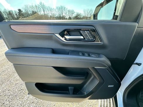 Used 2025 GMC Yukon Denali w/ Sun & Power Step Package image 6
