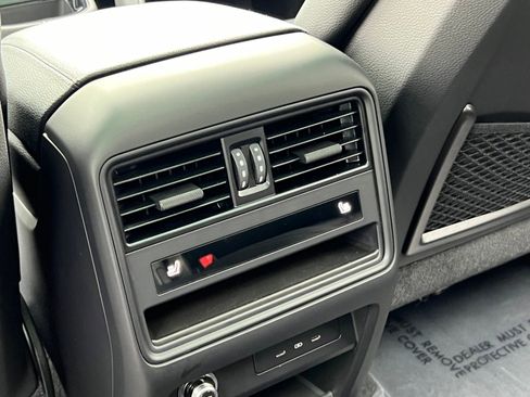 Certified 2024 Porsche Cayenne w/ Premium Package AWD/4WD image 19