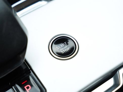 Used 2025 Land Rover Range Rover Long Wheelbase Autobiography image 15