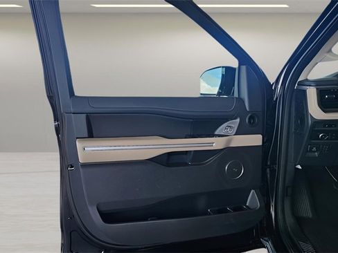 Used 2024 Ford Expedition Limited image 11